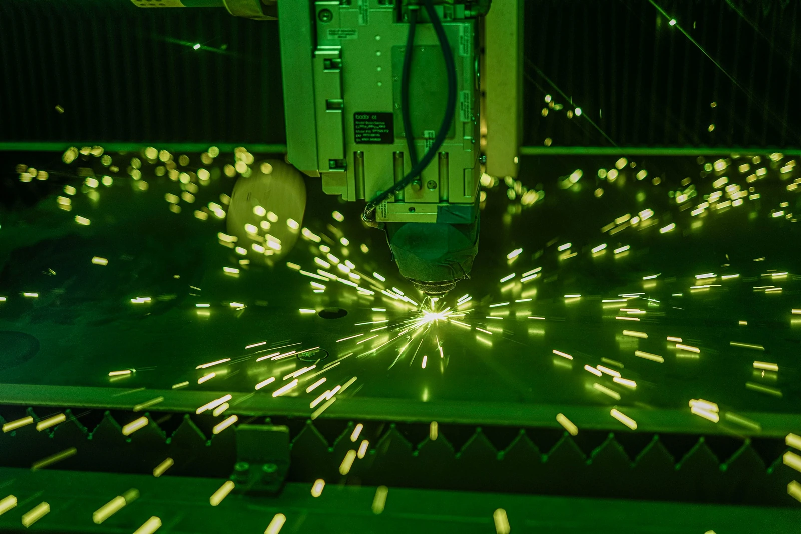 Lasersnijden van staal voor de productie van aanbouwdelen